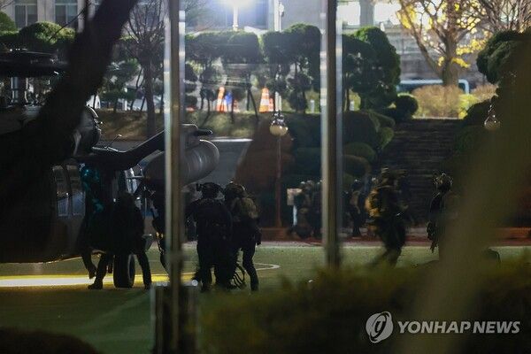윤석열 대통령이 3일 밤 긴급성명을 통해 비상계엄을 선포한 가운데 4일 새벽 계엄군이 헬기를 타고 국회에 도착하고 있다. 2024.12.4 [사진=연합뉴스]