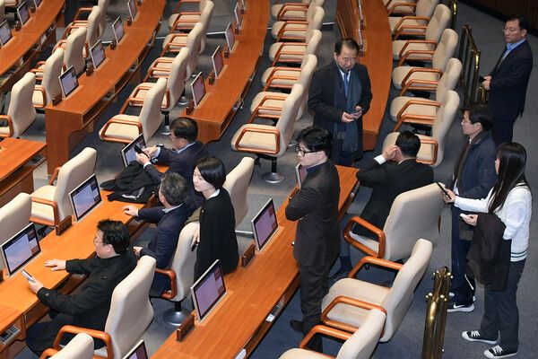 윤석열 대통령이 3일 밤 긴급성명을 통해 비상계엄을 선포한 가운데 4일 새벽 서울 여의도 국회 본회의장에 국민의힘 한동훈 대표가 의원들과 함께 자리하고 있다. 국회는 이날 본회의에서 여야 의원들이 참석한 가운데 비상계엄 해제 요구 결의안을 재석 190인, 찬성 190인으로 가결했다 [사진=연합뉴스]