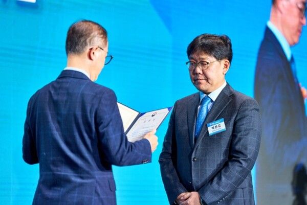 종근당바이오 박완갑 대표(오른쪽)가 '2024 바이오산업의 날' 행사에서 생물보안관리 유공을 인정받아 산업통상자원부 장관상을 수상했다. [사진=종근당바이오]