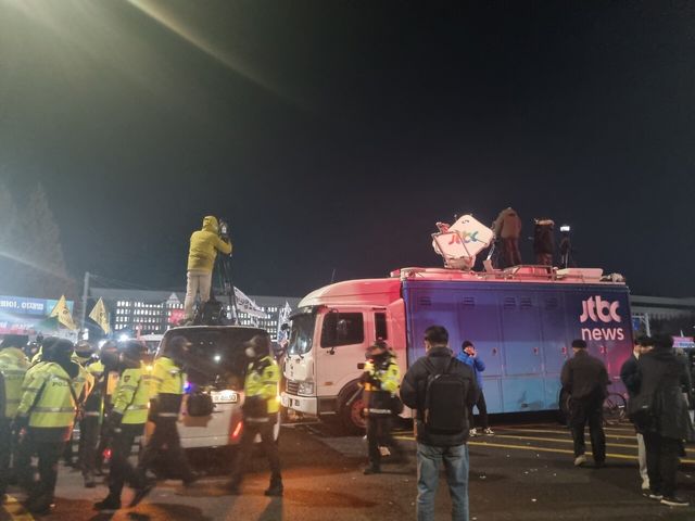 12월4일 새벽까지 국회 앞에는 시민들과 기자들이 대기하고 있다. [사진=김민주 기자]