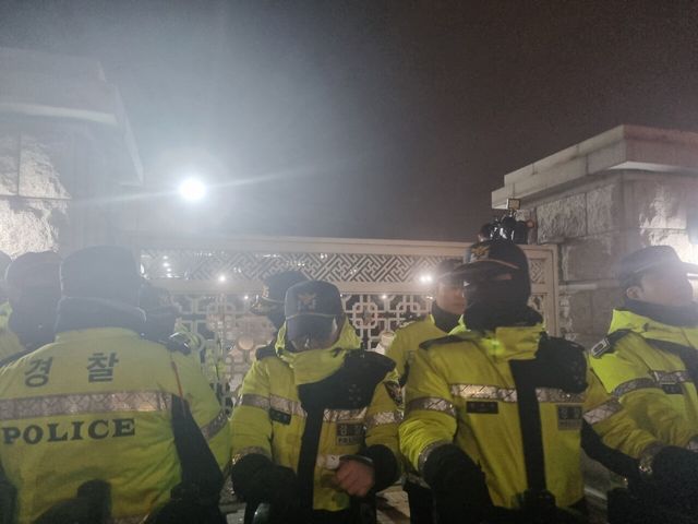 3일 밤 국회 앞 현장 [사진=김민주 기자]