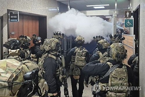 국회로 진입한 계엄군[사진=연합뉴스]