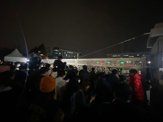 3일 밤 국회 앞 현장 [사진=김민주 기자]