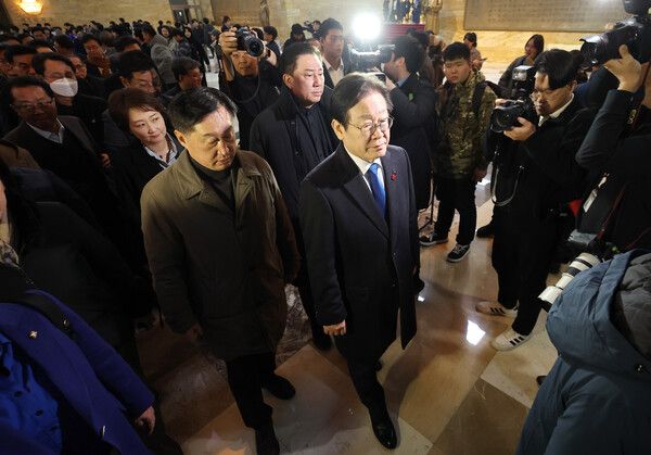 더불어민주당 이재명 대표와 의원들이 4일 새벽 국회에서 긴급 비공개 의원총회장으로 향하고 있다. [사진= 연합뉴스]