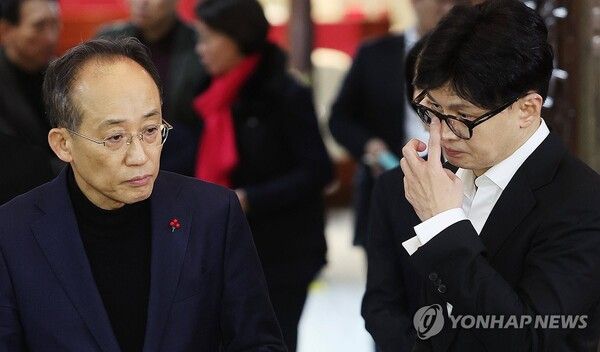 국민의힘 한동훈 대표(오른쪽)와 추경호 원내대표가 4일 서울 여의도 국회에서 열린 비상의원총회를 마치고 취재진의 질문을 받고 있다. 2024.12.4 [사진=연합뉴스]