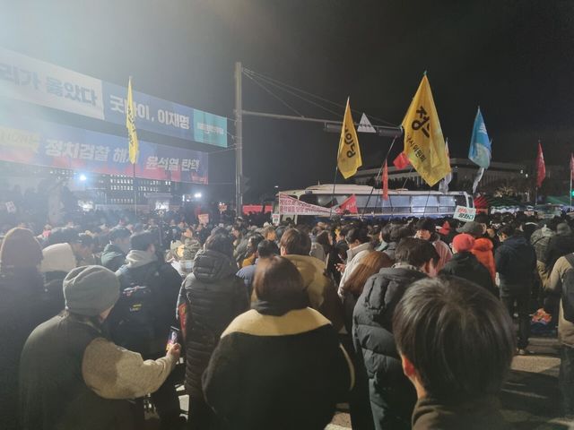 12월4일 새벽까지 국회 앞에는 시민들과 기자들이 대기하고 있다. [사진=김민주 기자]