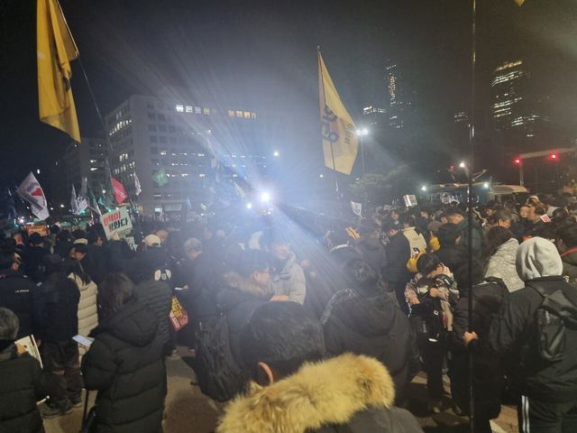 12월4일 새벽까지 국회 앞에는 시민들과 기자들이 대기하고 있다. [사진=김민주 기자]