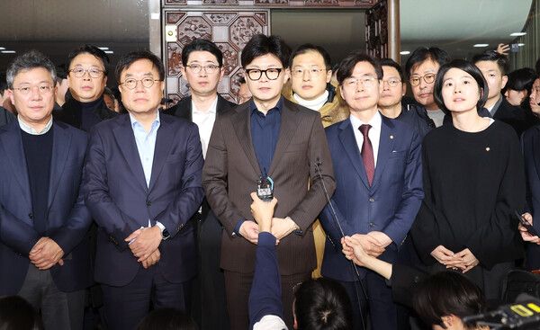 윤석열 대통령이 3일 밤 긴급성명을 통해 비상계엄을 선포한 가운데 4일 새벽 서울 영등포구 여의도 국회에서 국민의힘&nbsp;한동훈&nbsp;대표가 입장을 밝히고 있다. [사진=연합뉴스]