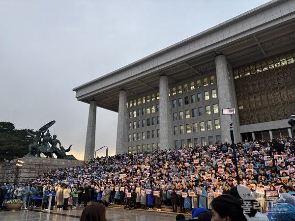 서울 여의도 국회 본관 계단 앞에서 5일 오후 5시 촛불 집회에 시민들이 &nbsp;참석했다. [사진= 안다인 기자]