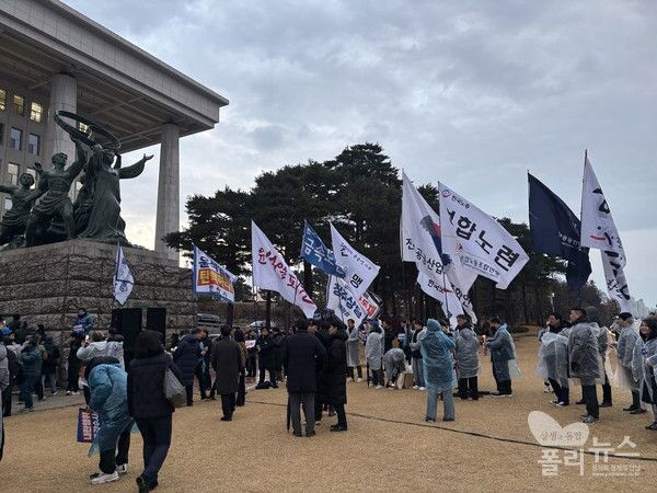 전국 각지에서 모인 시민 단체들이 깃발을 들고 있다. [사진= 안다인 기자]