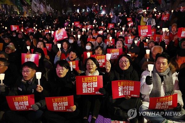 4일 오후 서울 동화면세점 앞에서 전국민주노동조합총연맹 주최로 열린 ‘내란죄 윤석열 퇴진! 시민촛불’에서 참가자들이 촛불을 들고 있다. 2024.12.4 [사진=연합뉴스]