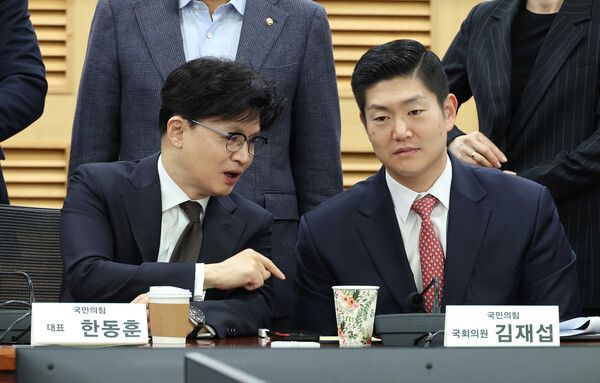 국민의힘 한동훈 대표(왼쪽)가 28일 오전 국회 의원회관에서 열린 디지털자산 STO 포럼 조찬 간담회에 참석해&nbsp;김재섭&nbsp;의원과 대화하고 있다. [사진=연합뉴스]