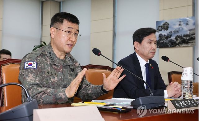 계엄사령관인 박안수 육군참모총장(왼쪽)이 5일 오전 윤석열 대통령의 비상계엄 선포·해제 경위와 관련한 긴급 현안질의가 열린 국회 국방위원회 전체회의에 출석해 의원 질의에 답변하고 있다. 오른쪽은 김선호 국방부 차관. [사진=연합뉴스]