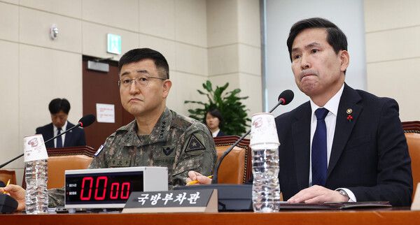 5일 서울 여의도 국회에서 열린&nbsp;국방위원회 전체회의에 지난 3일 비상계엄 때 계엄사령관을 맡았던 박안수 육군참모총장과 김선호 국방부 차관이 참석하고 있다. [사진=연합뉴스]