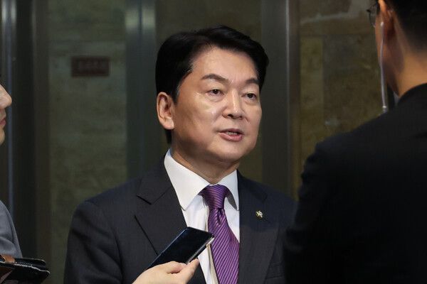 국민의힘 안철수 의원이 4일 오후 서울 국회에서 열린 본회의에서 순직 해병 수사 방해 및 사건 은폐 등의 진상규명을 위한 특별검사의 임명 등에 관한 법률안 투표에서 찬성표를 던진 뒤 취재진의 질문에 답하고 있다 [사진=연합뉴스]