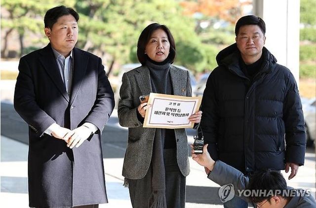 개혁신당 허은아 대표(가운데)가 4일 오후 서울 서초구 서울중앙지방검찰청에서 윤석열 대통령 등에 대한 내란죄 및 직권남용죄 고발장을 제출하고 있다. 2024.12.4. [사진=연합뉴스]