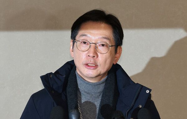 김경수 전 경남도지사가 5일 인천국제공항을 통해 귀국하며 취재진 질문에 답하고 있다. 김 전 지사는 이달 중 독일 유학을 마치고 미국으로 건너간 뒤 내년 2월께 귀국하는 게 당초 계획이었으나, 긴급한 국내 정치 상황에 대처하기 위해 귀국을 앞당겼다고 김 전 지사 측은 전했다. [사진=연합뉴스]