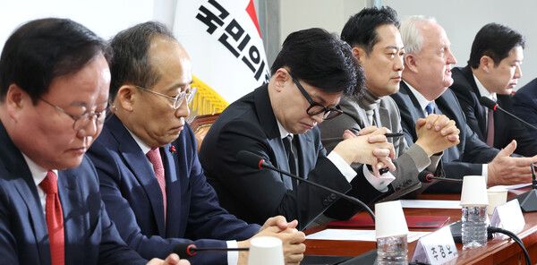 국민의힘&nbsp;한동훈&nbsp;대표(왼쪽 세번째)가 5일 오전 국회에서 열린 최고위원회의에서 위원들의 발언을 경청하고 있다. [사진=연합뉴스]