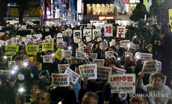 4일 오후 제주시청 앞에서 열린 윤석열정권퇴진·한국사회대전환 제주행동 주최 촛불집회에서 참석자들이 윤석열 정권 퇴진을 촉구하고 있다. 2024.12.4 [사진=연합뉴스]