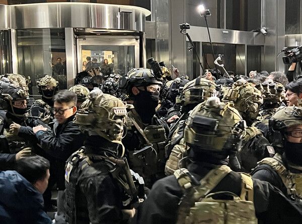 윤석열 대통령이 비상계엄을 선포한 가운데 4일 새벽 서울 여의도 국회의사당에 무장한 계엄군이 진입을 시도하고 있다. [사진=연합뉴스]