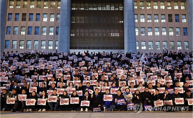 4일 저녁 국회의사당 본청 앞에 이재명 대표를 비롯한 의원들과 시민들이 윤석열 탄핵 촛불집회를 열었다. [사진=연합뉴스]