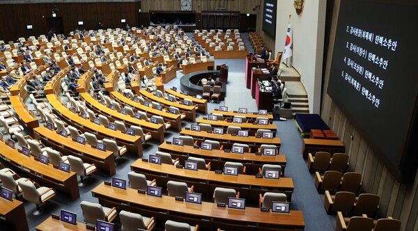 5일 국회 본회의에서 최재해 감사원장과 이창수 서울중앙지검장 등 검사 3명에 대한 탄핵 소추안이 야당 단독으로 통과되고 있다 [사진=연합뉴스]