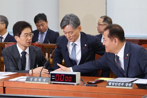 이상민 행정안전부 장관(오른쪽 부터), 조지호 경찰청장, 김봉식 서울경찰청장이 5일 오전 계엄 당시 경찰의 대응과 관련한 긴급 현안질의가 진행되는 국회 행정안전위원회 전체회의에 출석해 대화하고있다.[사진=연합뉴스]