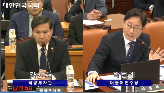 5일 열린 국회 국방위에서 윤 대통령 비상계엄 선포와 관련 증인으로 출석한 김선호 국방부 차관(현 장관 대행)에게 박범계 민주당 의원이 질의를 하고 있다. [사진=국회 인터넷의사생중계 갈무리]