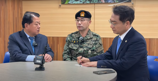 곽종근 특전사령관이 6일 특전사령부를 방문한 김병주·박선원 더불어민주당 의원과 인터뷰를 진행하고 있다. 김병주 의원 유튜브 캡처