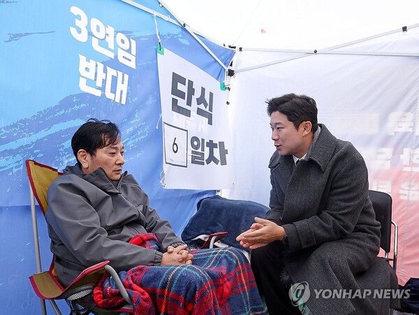 국회 문화체육관광위원회 소속 국민의힘 진종오 의원이 27일 이기흥 현 대한체육회장의 3선 도전을 비판하며 서울 송파구 대한체육회 앞에서 단식투쟁 중인 박창범 전 우슈협회장을 찾아 대화를 나누고 있다. 2024.11.27 [사진=연합뉴스]