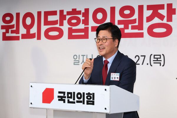 6월 27일 오후 서울 여의도 당사에서 열린 원외당협위원장협의회장 선출대회에서 단독후보로 나선 김종혁 당협위원장이 정견 발표를 하고 있다 [사진=연합뉴스]