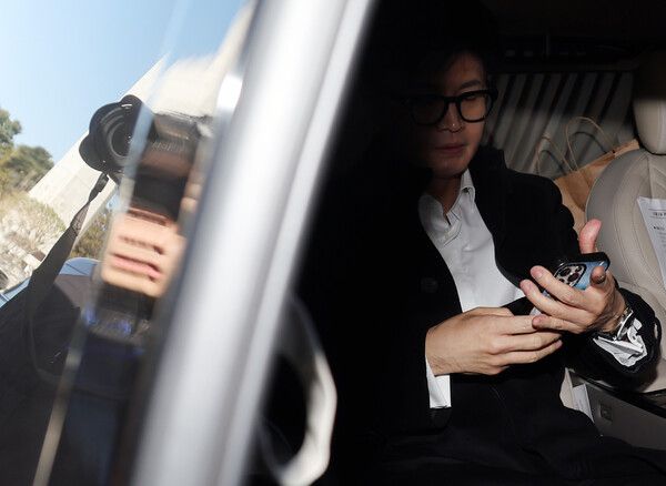 국민의힘&nbsp;한동훈&nbsp;대표가 6일 오전 취재진의 쏟아지는 질문을 받으며 국회를 나서 차에 오르고 있다. [사진=연합뉴스]