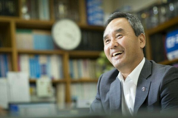 강신욱 전 교수는 체육행정과 학문적 전문성을 바탕으로 균형 잡힌 리더십을 내세우고 있다.&nbsp;