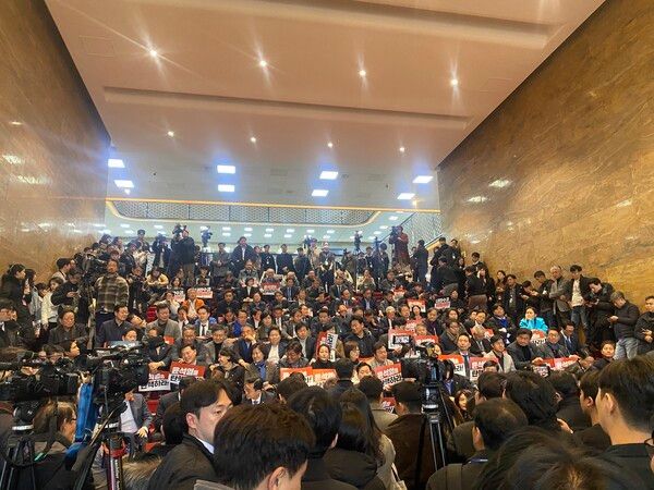 윤석열 대통령이 6일 오후 3시쯤 국회 본청을 방문한다는 소식이 알려지자 더불어민주당 의원들과 보좌진들이 몰려들어&nbsp;&nbsp;'내란수괴 윤석열을 처벌하라