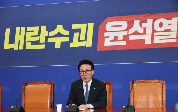 더불어민주당 12·3 윤석열 내란사태 특별대책위원회 위원장인 김민석 최고위원이 6일 서울 여의도 국회에서 취재진 브리핑을 하고 있다. [사진= 연합뉴스]