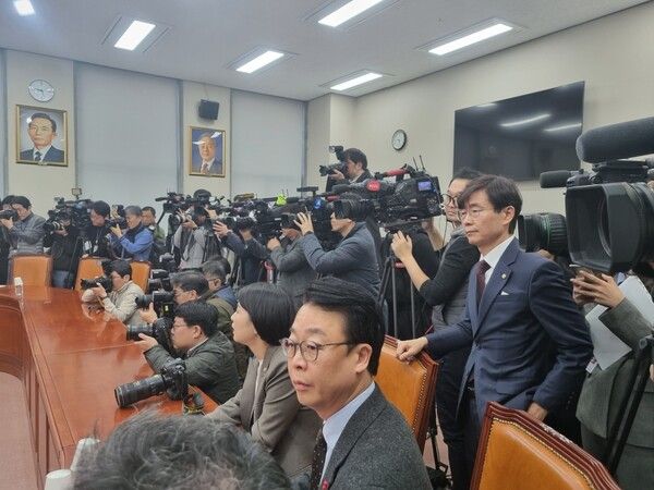 친한계 조경태 국민의힘 의원(6선·부산 사하구을)이 긴급 최고위원회의 현장에 모습을 비췄다. 최고위원회의 직전 친한계 의원들은 긴급 회의했다. [사진=김민주 기자]