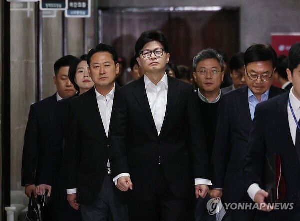 국민의힘 한동훈 대표와 의원들이 4일 오전 국회에서 열린 최고위원회의에 참석하고 있다. 2024.12.4 [사진=연합뉴스]