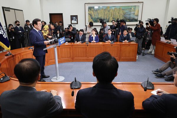 더불어민주당 이재명 대표가 6일 오전 국회에서 비상계엄 사태 관련 특별성명을 발표하고 있다. [사진= 연합뉴스]