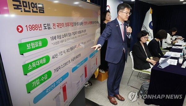 이기일 보건복지부 제1차관이 25일 서울 종로구 정부서울청사에서 연금개혁 관련 브리핑을 하고 있다. 2024.9.25 [사진=연합뉴스]