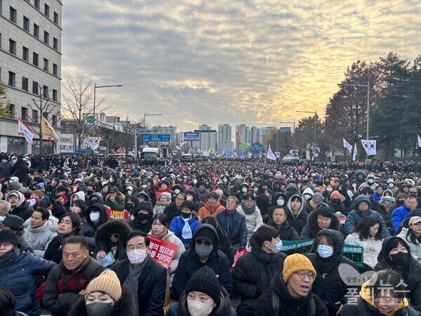 오후 5시께 수만명의 시민들이 국회 앞 왕복 10차선 대로에 앉아있다. [사진= 안다인 기자]