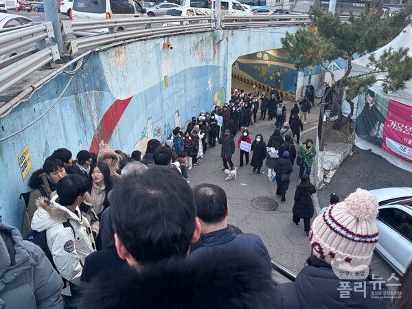영등포시장역에서부터 걸어온 시민들이 줄지어 육교 계단을 올라오고 있다. [사진= 안다인 기자]