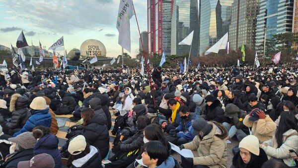 7일 국회의사당에 진입하는 길목에 윤석열 대통령 탄핵&nbsp; 시위가 열리고 있다. [사진=이태윤기자]
