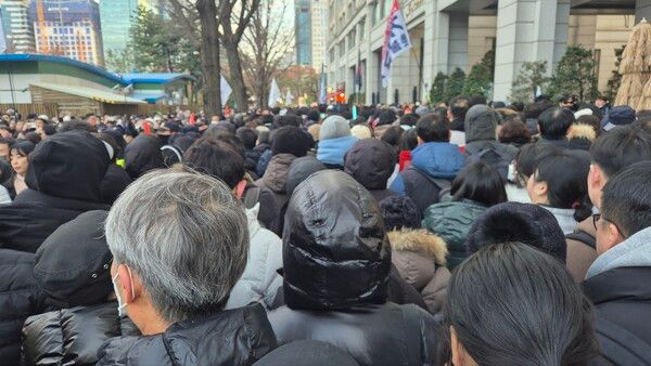 7일 여의도에 집회 인파로 시민들이 통행에&nbsp; 어려움을 겪고 있다.[사진=이태윤 기자]
