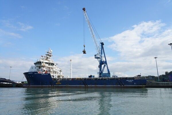 부산신항 다목적터미널에 정박 중인 보급선 BEN NEVIS [한국석유공사 제공. 재판매 및 DB 금지] [사진=연합뉴스]