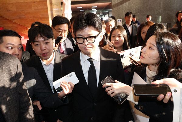 국민의힘&nbsp;한동훈&nbsp;대표가 7일 국회에서 윤석열 대통령 담화를 지켜본 뒤 당 의원총회가 열리는 회의장으로 향하고 있다. [사진=연합뉴스]