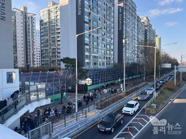 시민들이 당산역에서부터 국회의사당으로 가는 육교를 줄지어 올라가고 있다. [사진= 안다인 기자]&nbsp;