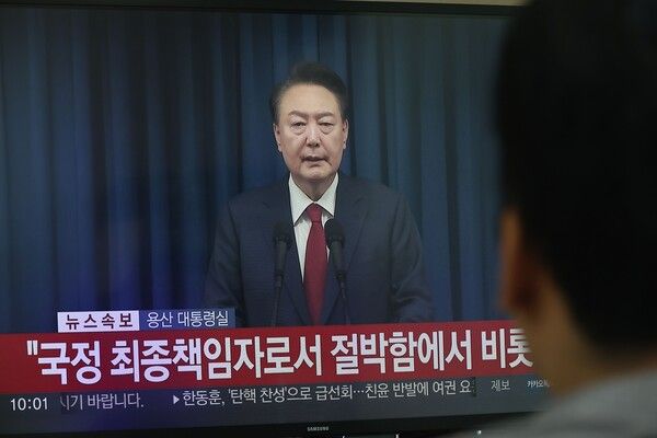 &nbsp;윤석열 대통령이 대국민 담화를 통해 비상계엄 사태에 대한 입장을 직접 표명한 7일 오전 서울 시내 한 가정집에서 시민들이 관련 방송을 지켜보고 있다.[사진=연합뉴스]