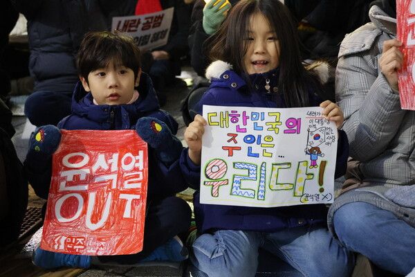 6일 오후 대전 서구 은하수 네거리에서 윤석열정권퇴진대전운동본부 등 시민사회단체가&nbsp;집회를 열고 있다. 이날 어머니와 함께&nbsp;집회에 참석한 어린이들이 라고 적힌 직접 만든 포스터 들고 있다. [사진=연합뉴스]