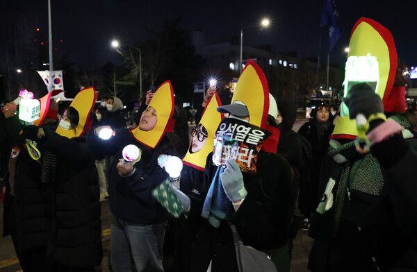 7일 오후 서울 여의도 국회 앞에서 열린 '내란죄 윤석열 퇴진! 국민주권 실현! 사회대개혁! 범국민촛불대행진'에서 참가자들이 탄핵안 표결 처리를 촉구하고 있다 [사진=연합뉴스]