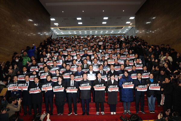 더불어민주당 이재명 대표를 비롯한 의원들이 윤석열 대통령에 대한 탄핵소추안 표결이 무산된 7일 국회에서 탄핵 촉구 및 국민의힘 규탄 대회를 하고 있다.[사진=연합뉴스]